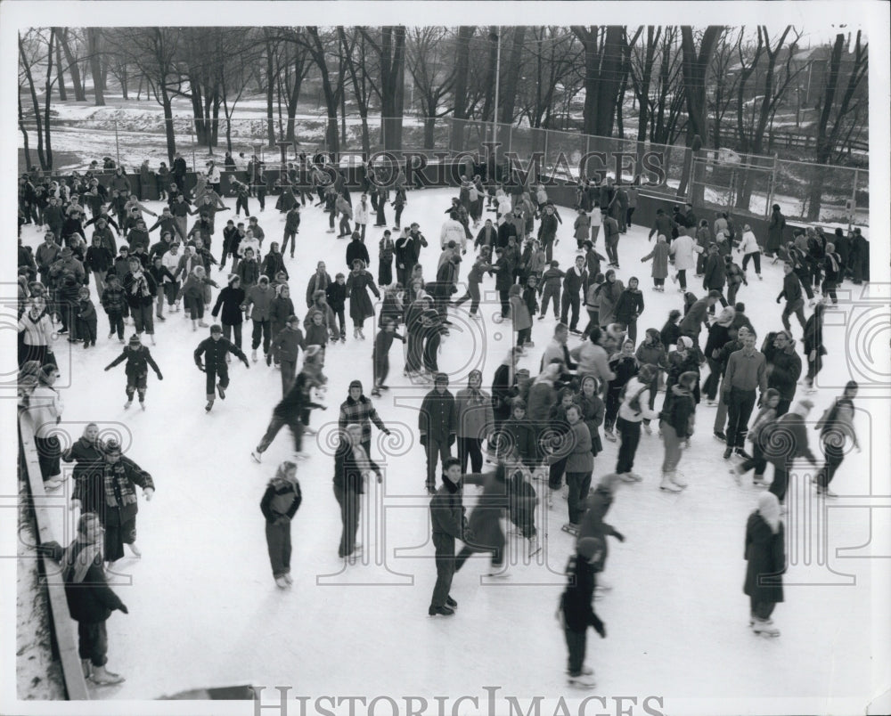 1964 Press Photo Skaters on Ice in Michigan - Historic Images