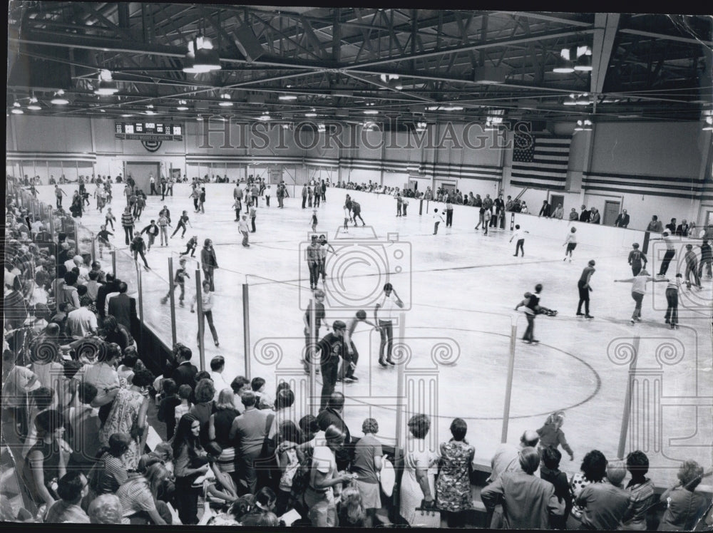 1971 Press Photo Ice Skaters in Michigan - Historic Images