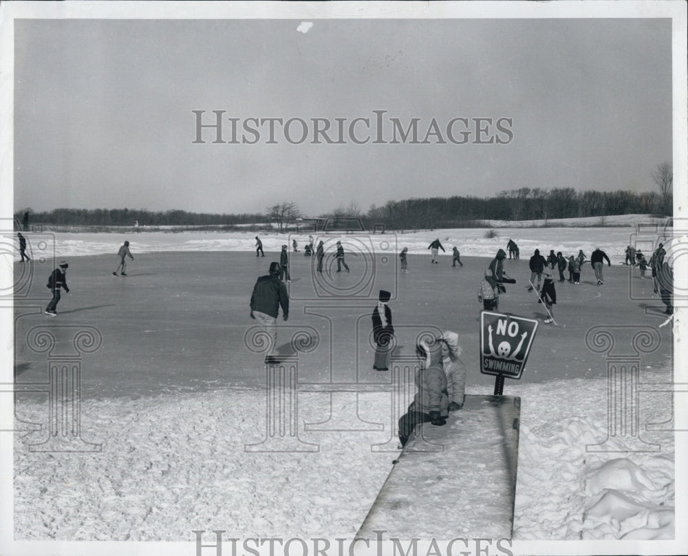 1974 Press Photo Ice Skaters in Michigan on Lake - Historic Images