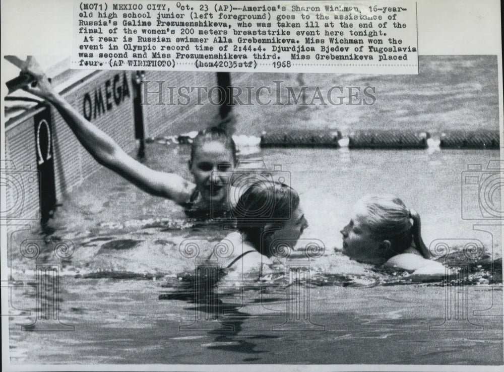 1968 Press Photo Charon Wickman Assists Galine Presumenshikeva After Taking Ill - Historic Images