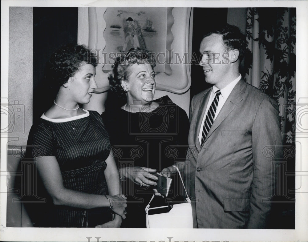 1959 Press Photo Claire Stravinsky,Mrs. C. Charles,Peter Elvins At Opera Theater - Historic Images