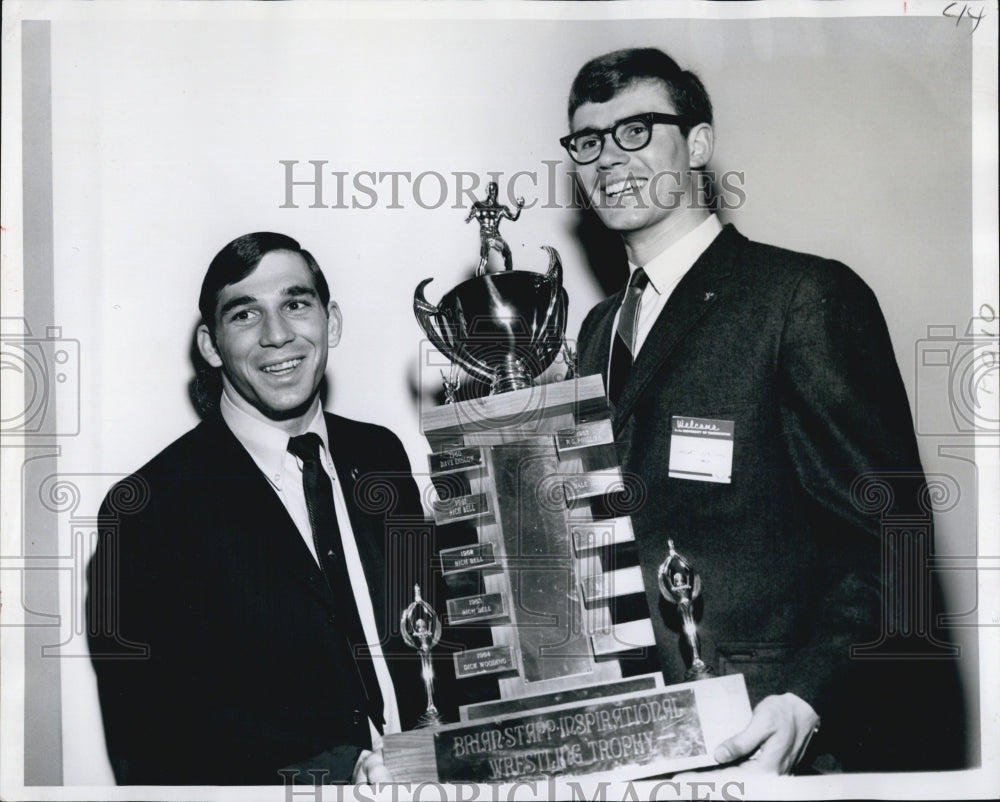 1969 Press Photo Jim Moore and Jack Heyden With Awards From Sports Banquet - Historic Images