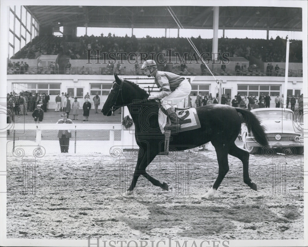 1960 Press Photo Jack Bradley, Jockey on &quot;Six Bills&quot; - Historic Images