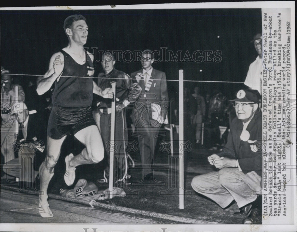 1962 Press Photo Peter Snell defeats Oregon&#39;s Dyrol Burleon LA Coliseum Relays - Historic Images