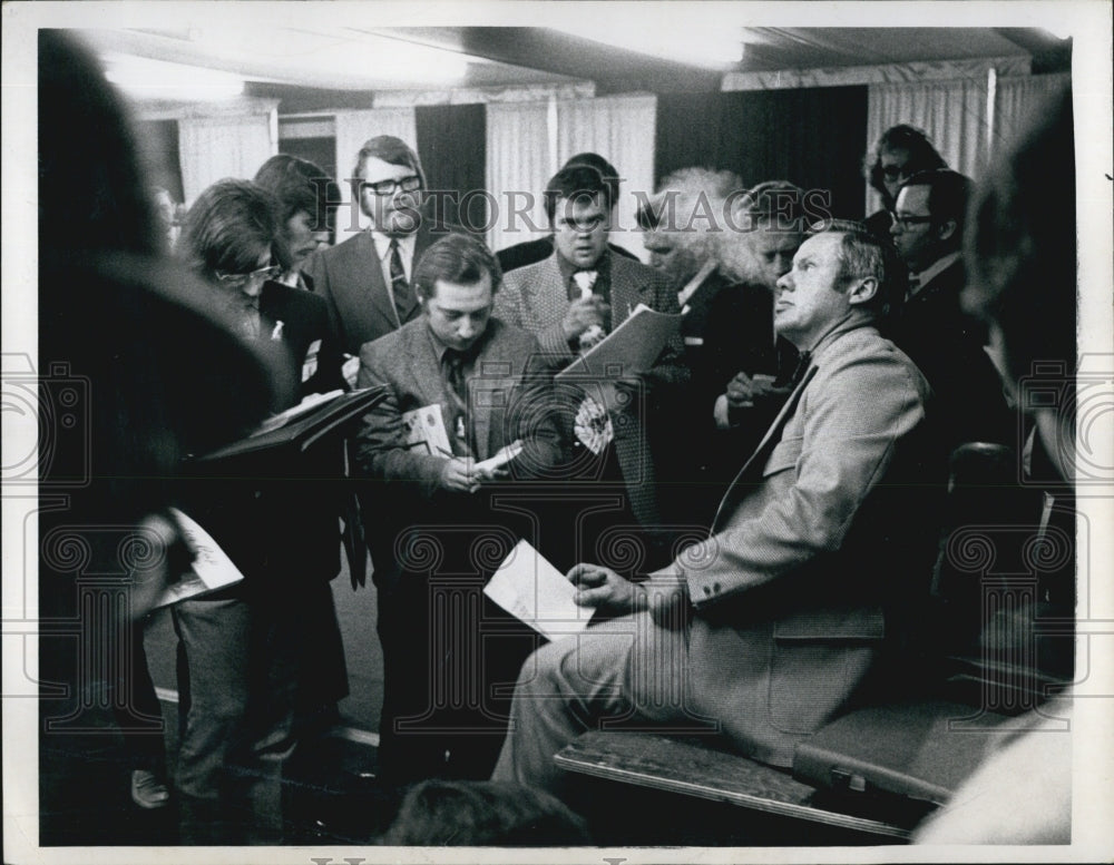 1972 Press Photo Bruins vs Rangers game Tom Johnson talk to reporters after game - Historic Images