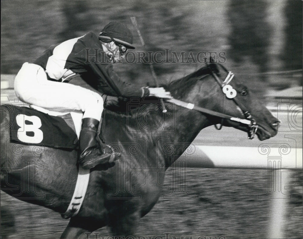 1990 Press Photo Gary Baze, Jockey on &quot;Trooper Seven&quot; - Historic Images