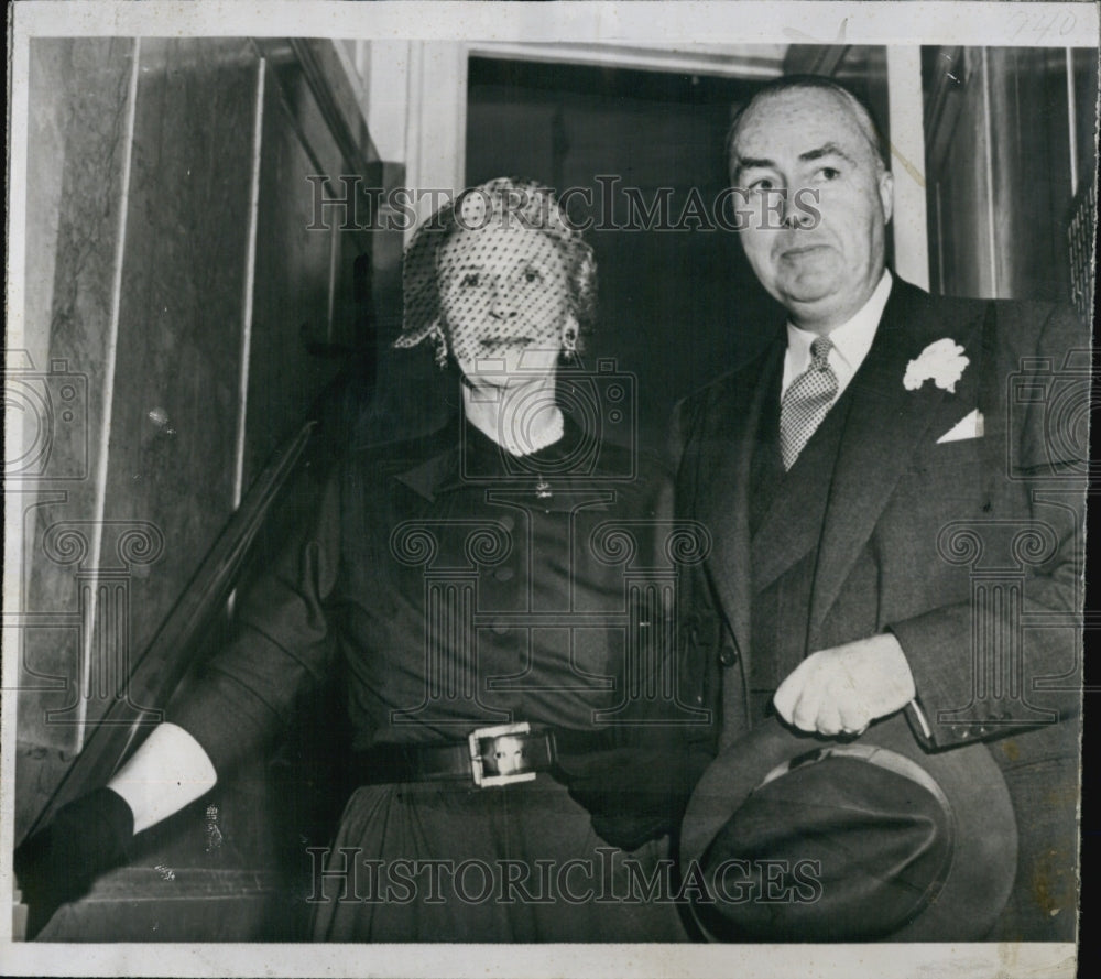 1952 Press Photo Gene Markey, Author and Mrs. Warren Leaving Train - Historic Images