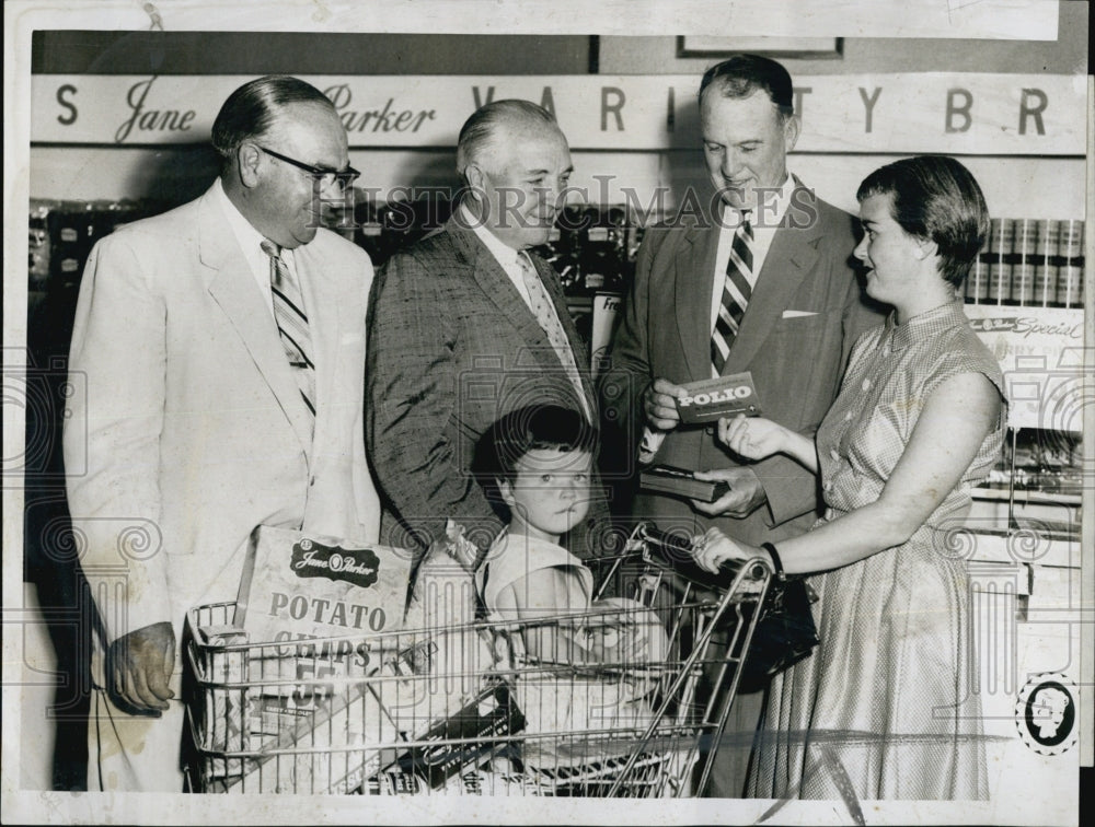 1955 Press Photo Market, J. Kelly, T. Ainslie, Mrs. Driscoll in Shopping Market - Historic Images