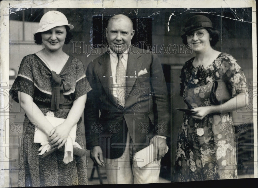 1933 Press Photo Sgt. and Mrs. Eddie Mack at Home With Peggy Shugrue - Historic Images