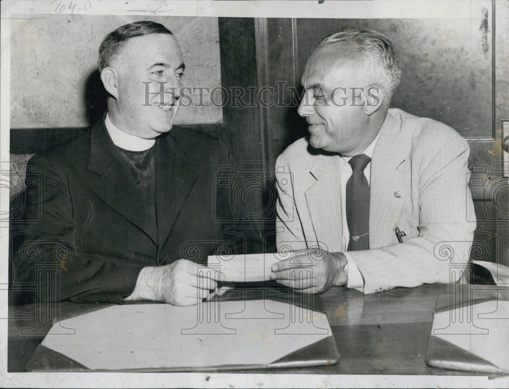 1947 Press Photo Monsignor Markham and Gorrasi of Relief to Italy Fund - Historic Images