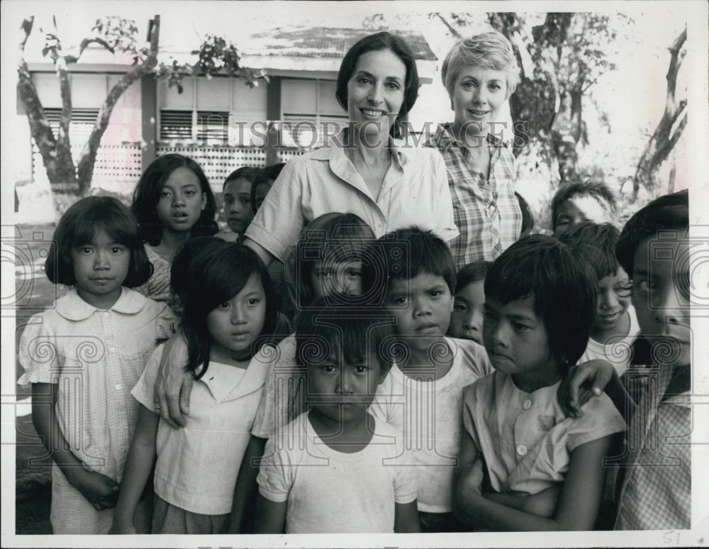 Press Photo Iva Berlin With Orphan Children - Historic Images