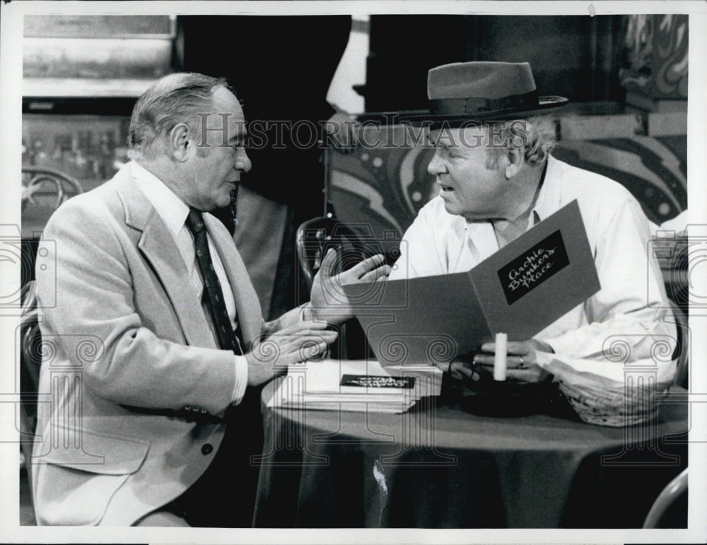 1981 Press Photo Martin Balsam and Carroll O&#39;Connor in &quot;Archie Bunker&#39;s Place&quot; - Historic Images