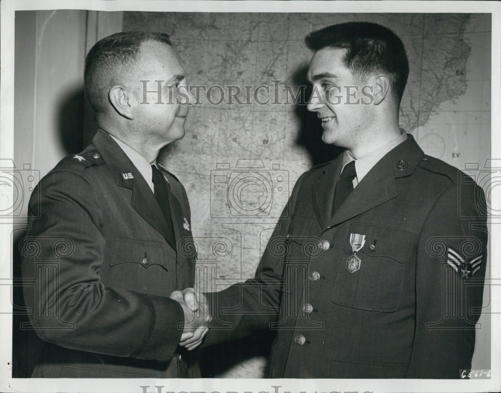 1951 Press Photo Gen. C. Banfil and Sgt. E. Nourie - Historic Images