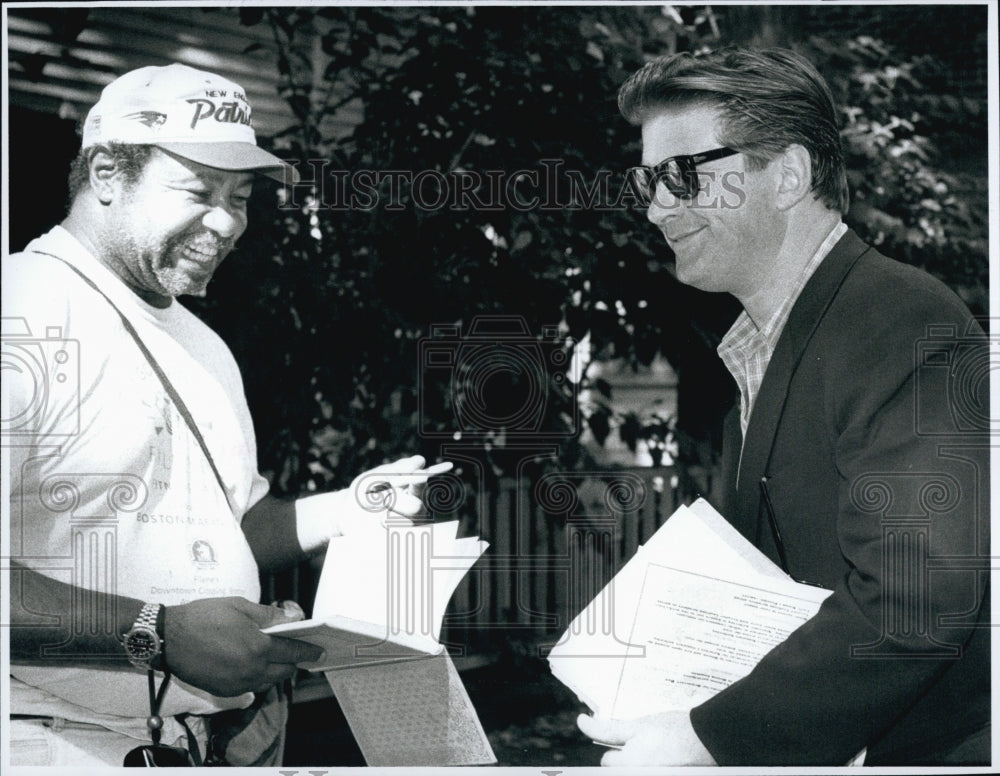 1997 Press Photo Alec Baldwin, Actor With Fan, Darwood Jacobs - Historic Images