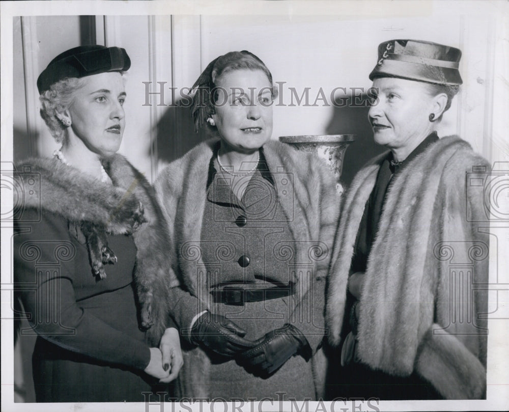 1957 Press Photo Mrs. Baldwin, Mrs. Grotty And Mrs. Hennessey - Historic Images