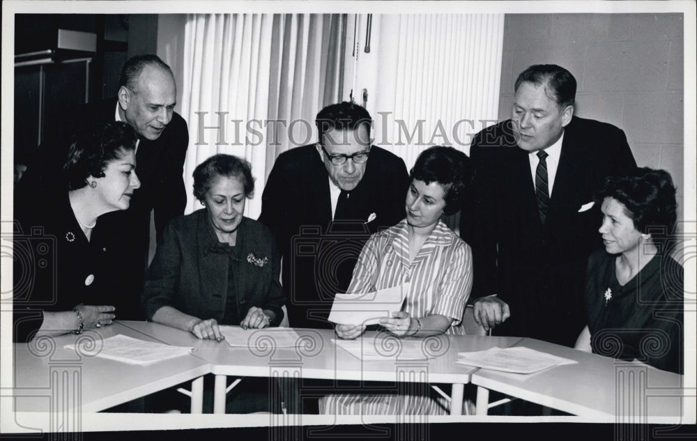 1954 Press Photo Henry Bakst, Eleanor Smith, Plan Therapy At Boston University - Historic Images