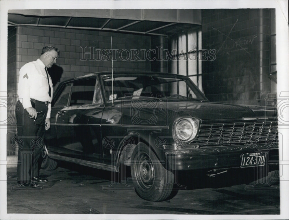 1964 Press Photo Sgt. Fred Balbini Investigates Criminal's Car - Historic Images