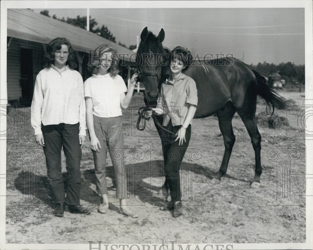 1963 Press Photo Bill Baker&#39;s Daughters - Historic Images