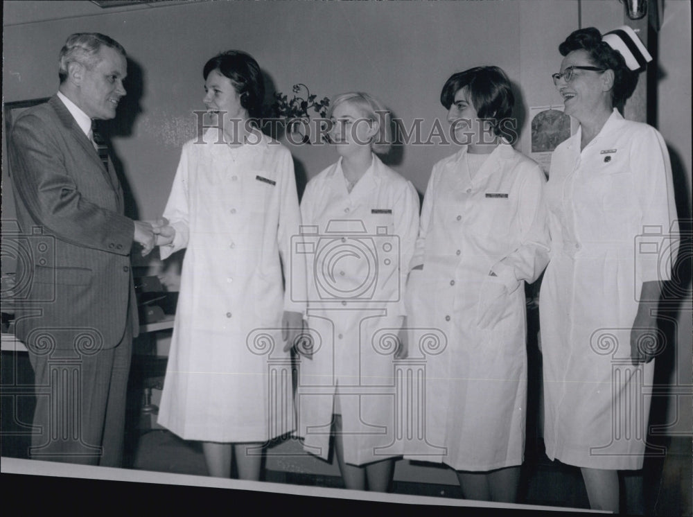 1966 Press Photo Dr. Leon T. Lesen Meets Students - Historic Images