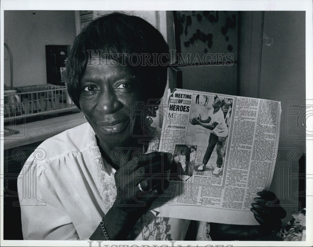 1991 Press Photo Marjorie Lewis,Grandmother of Anthony Lewis with Photo of Boy - Historic Images