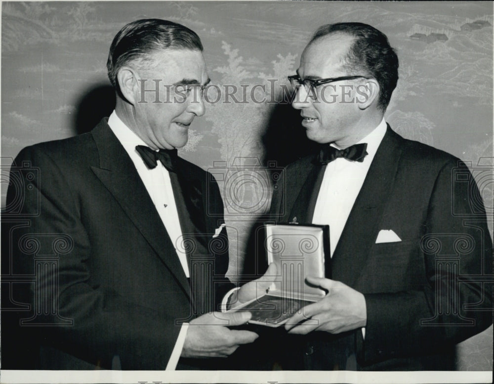 1957 Press Photo Doctor Jonas Salk Receives Albert Gallatin Award Roy Larsen - Historic Images