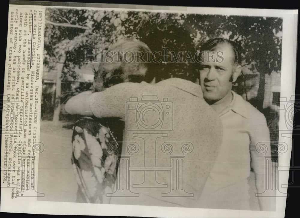 1974 Press Photo Jose Maria Castillo Widow Consoled Nicaragua Minister Peters - Historic Images