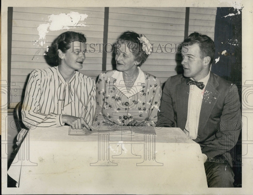 1946 Press Photo Mrs. Leslie Cutler and Brother, Pilot at Luncheon - Historic Images