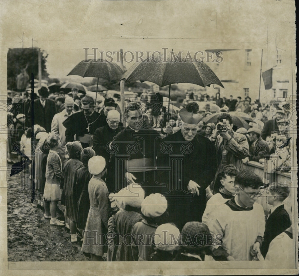 1958 Press Photo Richard Cushing and Line of Children in Ireland - Historic Images