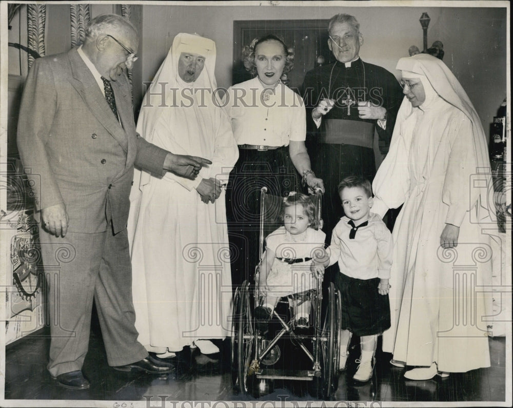 1956 Press Photo Richard Cardinal Cushing With Lou and Lutza Smith - Historic Images