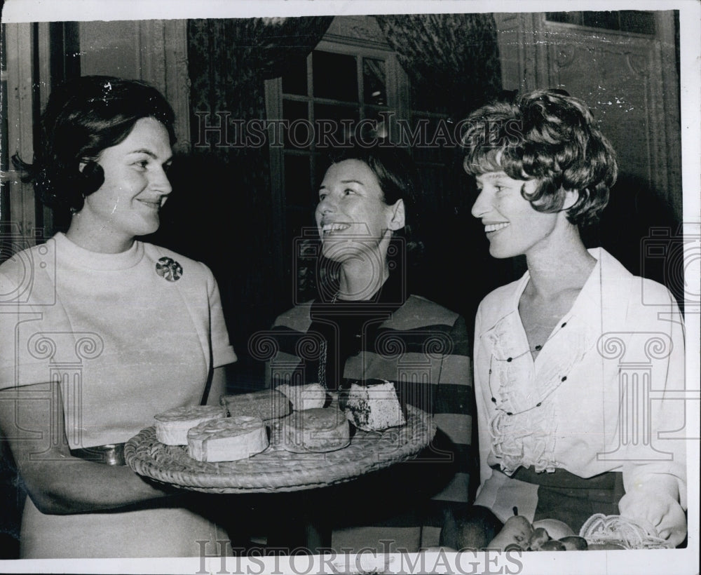 1970 Press Photo Ms Robert Cushman, Mrs J. Heyst and Mrs. Harry Wolcott at Lunch - Historic Images