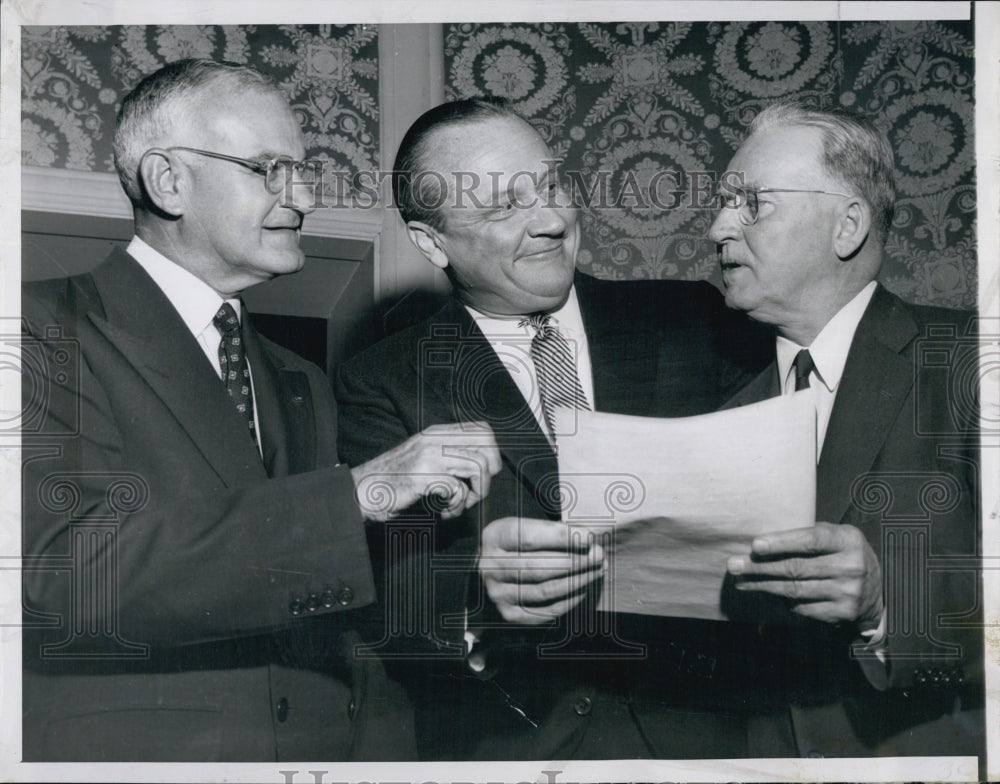 1955 Press Photo William Knowland and Robert Cutler With John Hynes, Politicians - Historic Images