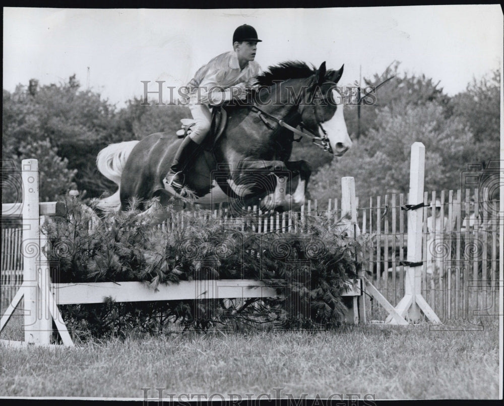 1963 Press Photo Doreen Mars Riding Horse Throughout Field - Historic Images