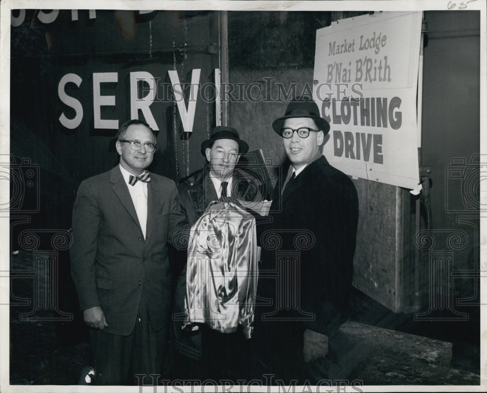 1961 Press Photo Richard Madfis, Dann Wyman and Harod Snyder In Clothing Drive - Historic Images