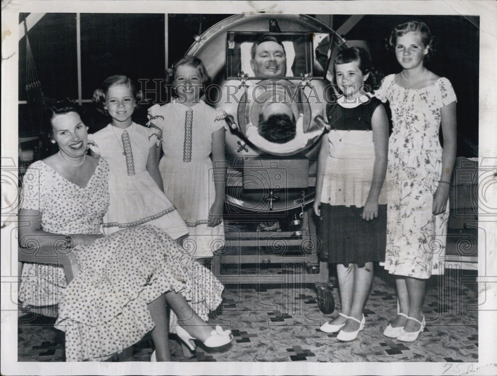 1953 Press Photo Fred Snite, Man With Iron Lung and Family - Historic Images