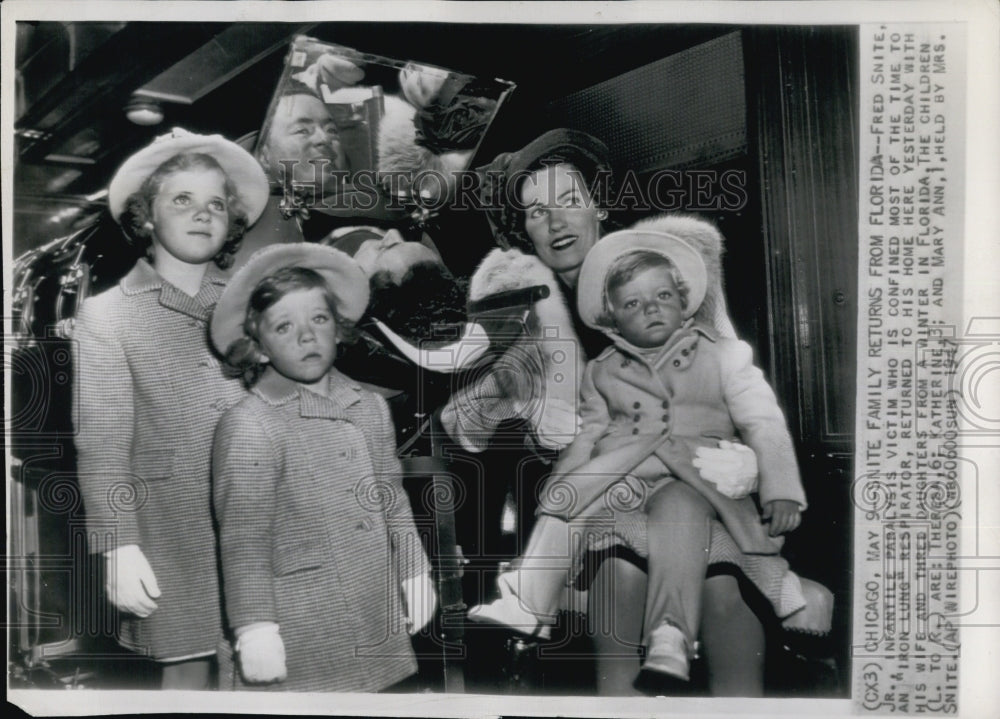 1947 Press Photo Fred Snite - Victim of Polio Living in Iron Lung; With Family - Historic Images