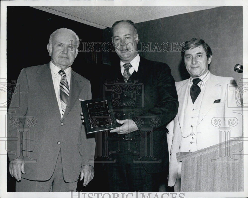 1978 Press Photo John Snedecker Wins Award; Shown With Donnelly and Davis - Historic Images