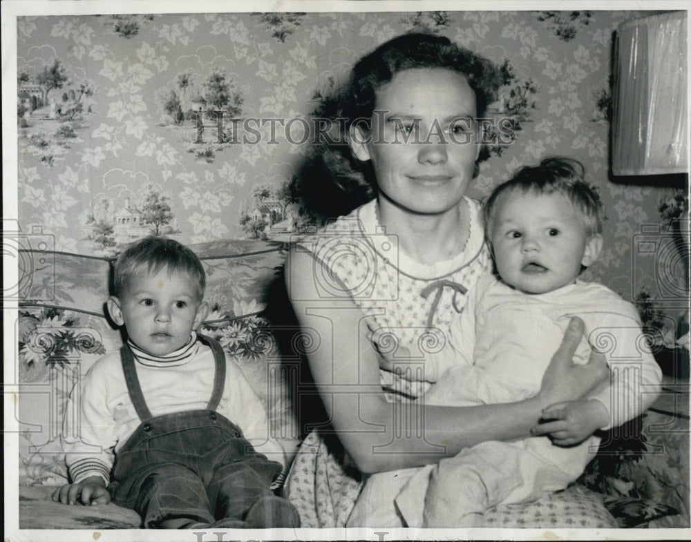 1957 Press Photo Olga Samoilow And Children - Historic Images