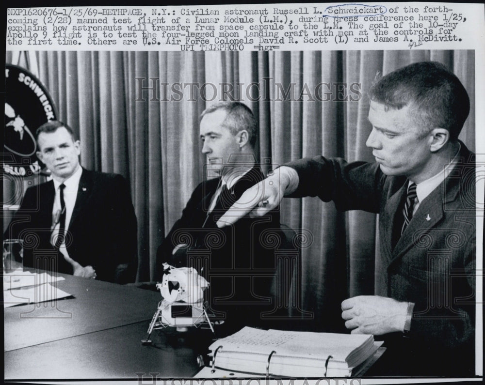 1969 Press Photo Astronaut Russell L. Schweickart During Press Conference - Historic Images