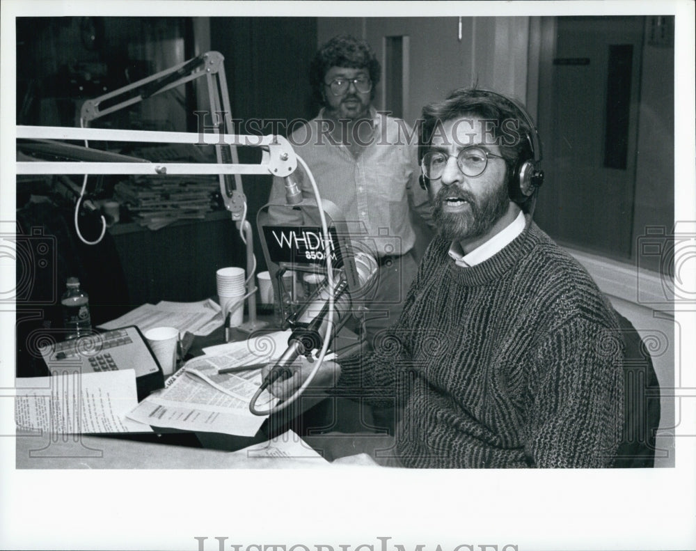 1993 Press Photo David Scondras fills in for Howie Car on WHDH Radio - Historic Images