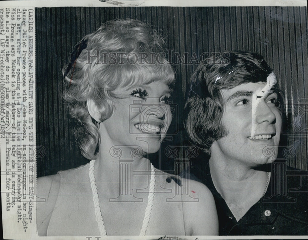1972 Press Photo Singer Juliet Prowse & Actor John McCook In Los Angeles Club - Historic Images