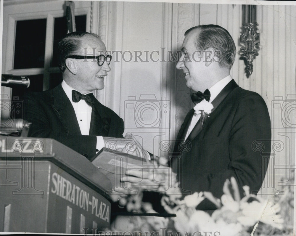 1974 Press Photo Author Cornelius Ryan &amp; General James M. Gavin Receives Medal - Historic Images