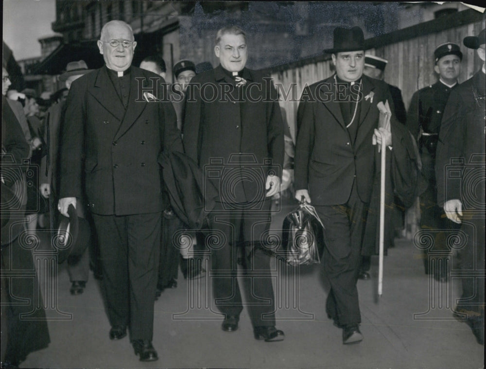 1948 Press Photo Bishop Edward F. Ryan Leading Pilgrims To Lourdes - Historic Images