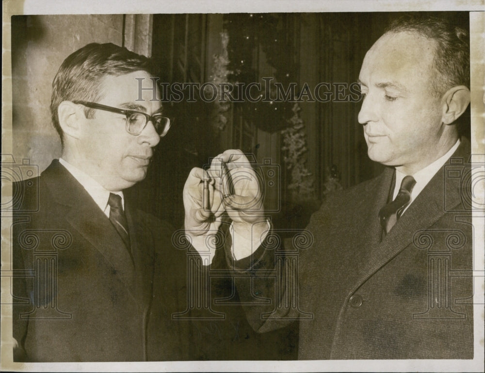 1965 Press Photo Mayor Charles Ryan With Henry Downey at Federal Building - Historic Images