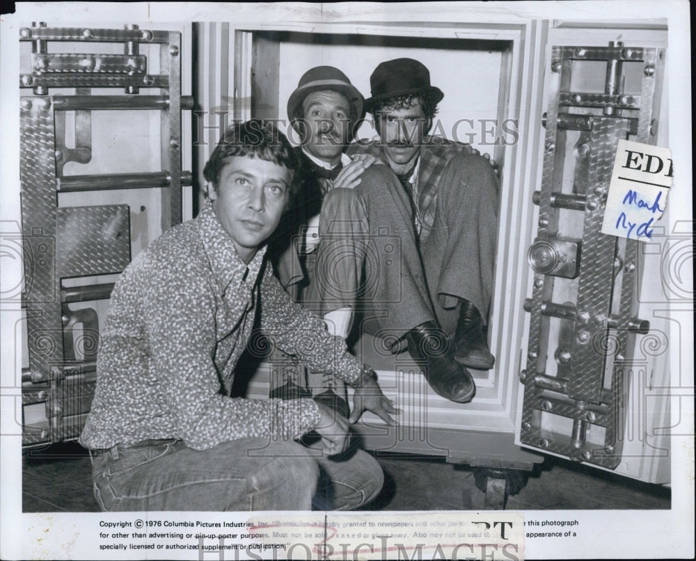 1976 Press Photo Actor Mark Rydell In &quot;Chemistry&quot; - Historic Images