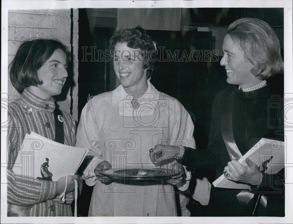 1970 Press Photo Mimi Ryerson &amp; Mrs. George Scherer III At Preview Party - Historic Images