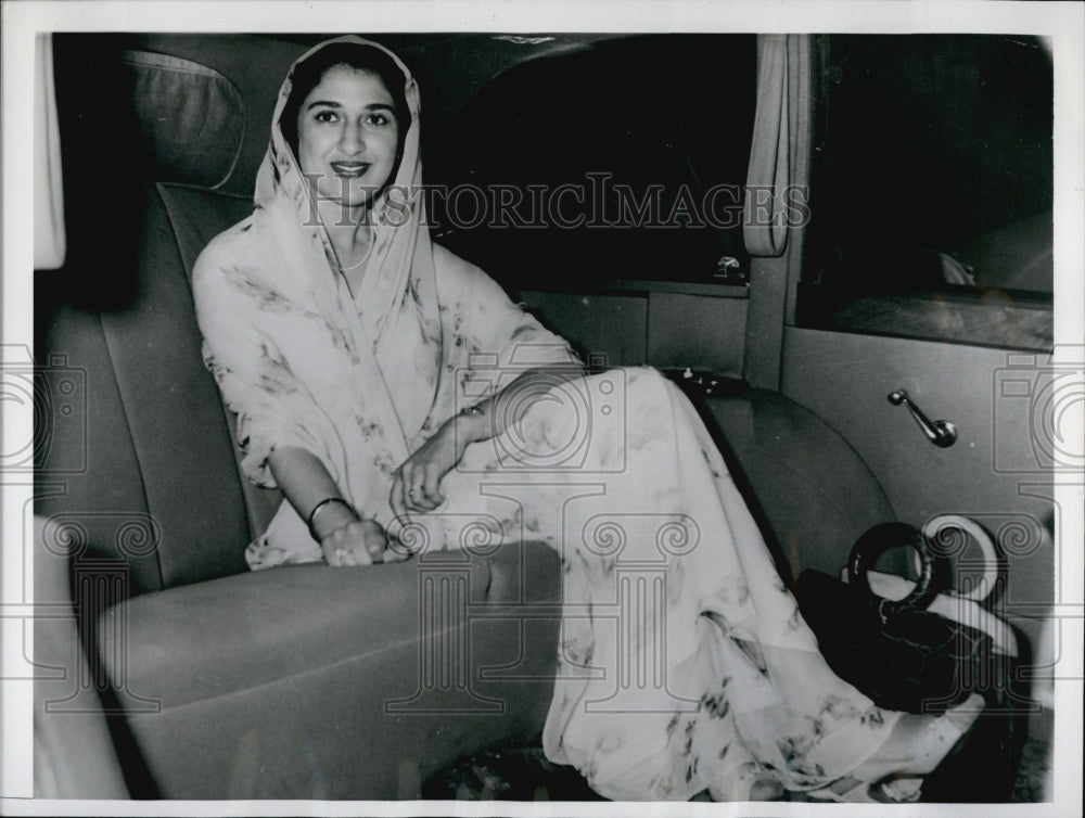 1955 Press Photo Wife Of Muhammad Ali Aliya Saadi At Karachi Airport - Historic Images