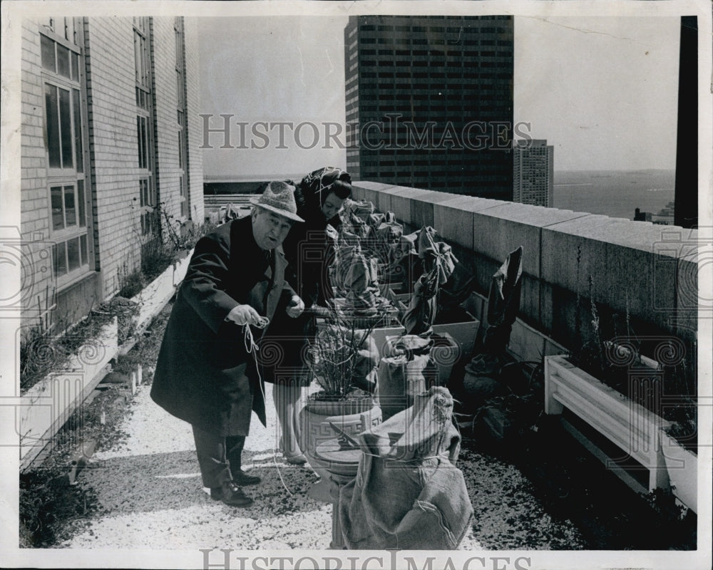 1975 Press Photo John Powers Clerk for Court of Suffolk County With Assistant - Historic Images