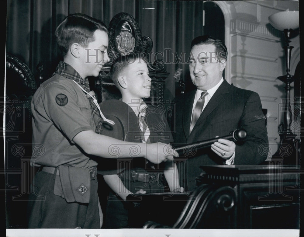 1962 Press Photo Senator John E. Powers Welcoming Canadian Scout Geoffrey Bray - Historic Images