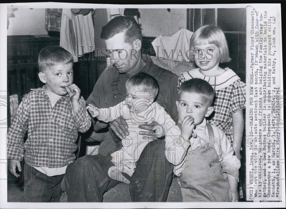 1961 Farmer Floyd Chenoweth With Four Children After Losing His Wife - Historic Images