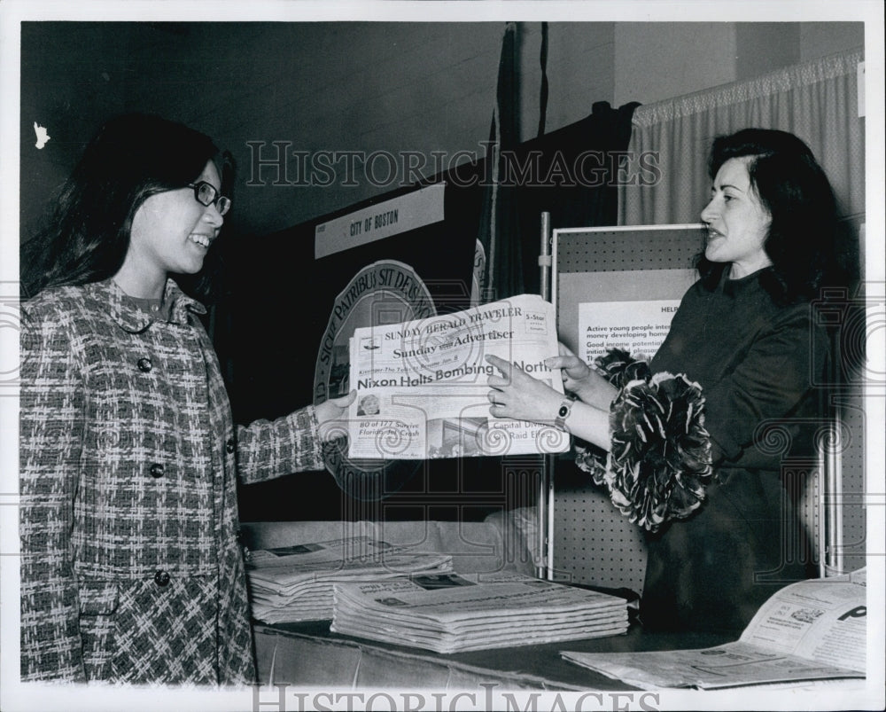 1973 Press Photo Gloria Decinti Presents Lynn&#39;s Colleen Yuu With Book - Historic Images